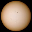 Солнце в видимом свете. Это фотосфера - поверхность Солнца с темными пятнами. Пятна - это участки с пониженной температурой на 1,5 - 2 тыс. градусов.