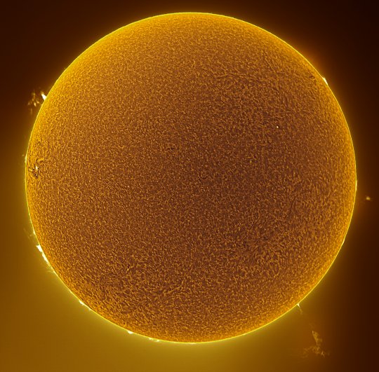  Общий вид Солнца в линии водорода Ha. Снято с помощью солнечного телескопа Coronado.