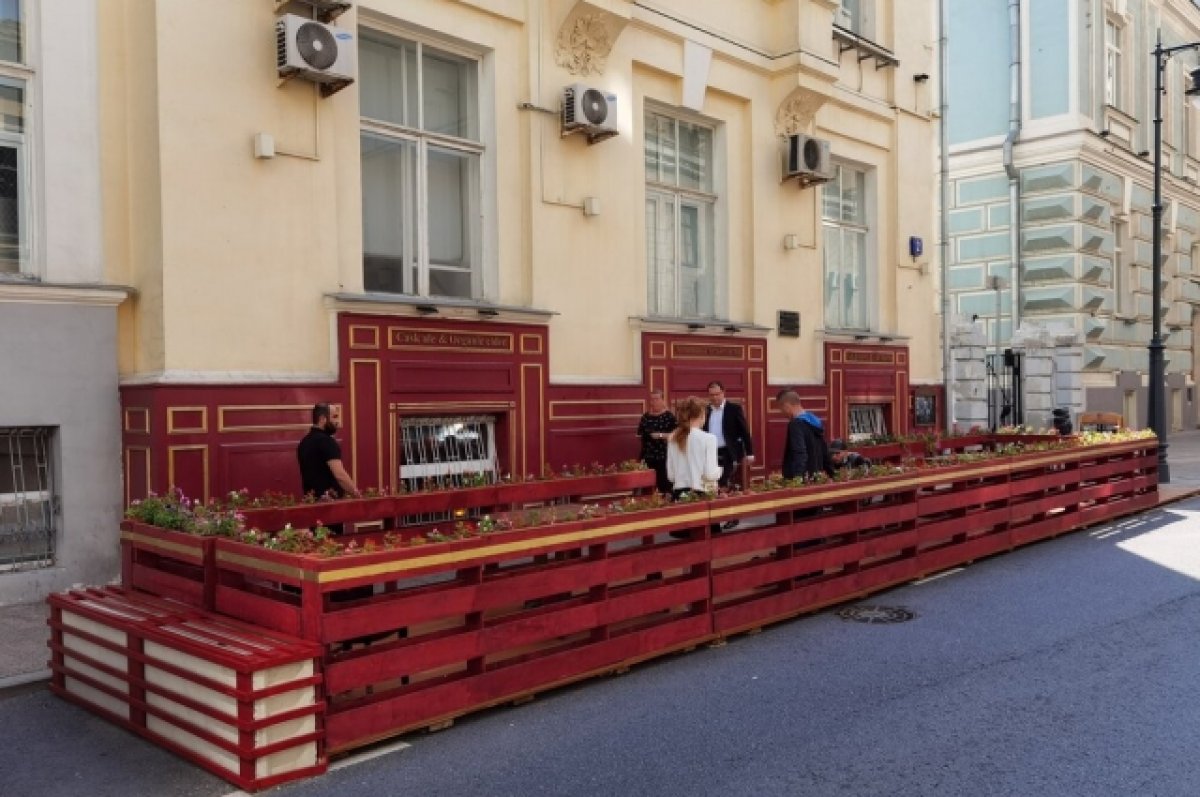 С верандой в лето: 3328 кафе Москвы готовятся угощать на открытом воздухе