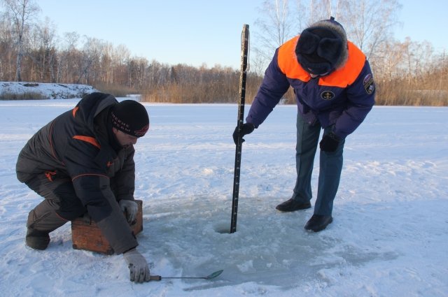 Сколько бы не предупреждали рыбаков, сколько бы не штрафовали, каждый год они выходят на лёд. 
