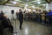 Валерий Сюткин исполняет песню «42 минуты под землей» в московском метрополитене. 2017 год.