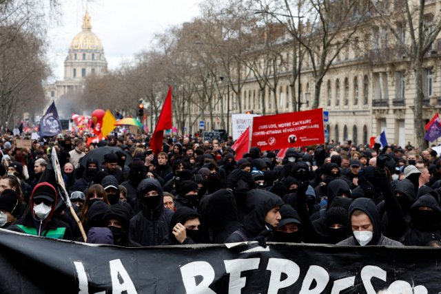 Протестующие против пенсионной реформы французского правительства в рамках национальной забастовки во Франции, Париж, 15 марта 2023 г.