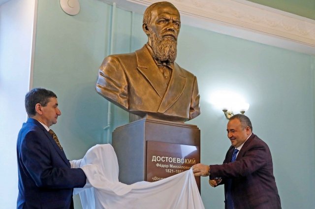 Почетное право открыть бюст предоставили ректору академии Дмитрию Богатыреву и меценату Грачье Погосяну.