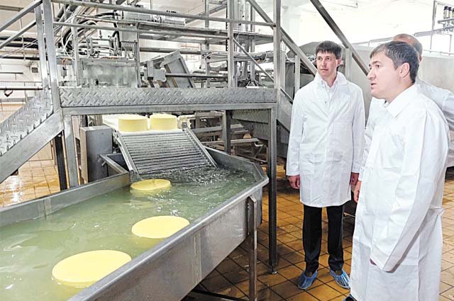 Губернатор Дмитрий Махонин во время визита на Юговской комбинат молочной продукции.