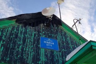В результате возгорания была повреждена кровля строения.