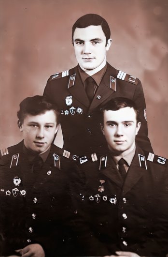 Братья во время службы в Германии. Слева на кадре в нижнем ряду Сергей Дмитриевич, а справа Владимир Дмитриевич.