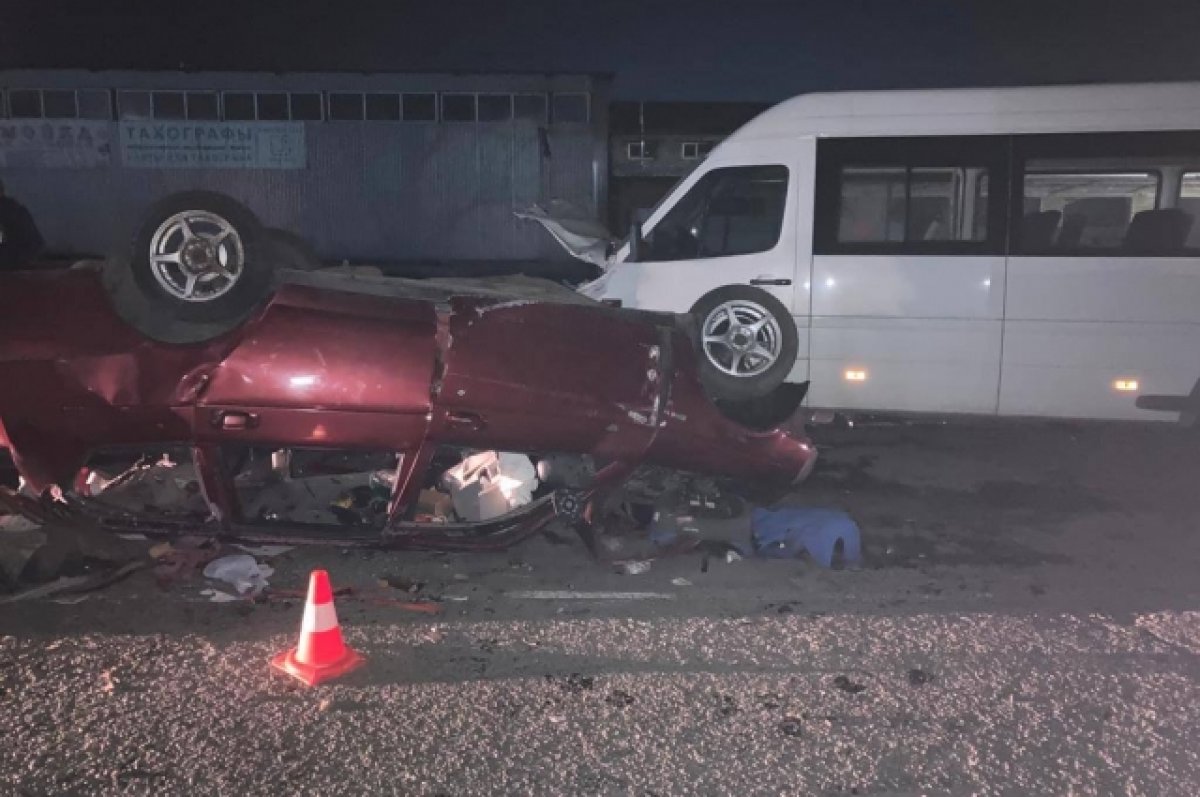 От удара с грузовиком на М-4 «Дон» умер пассажир перевернувшейся легковушки