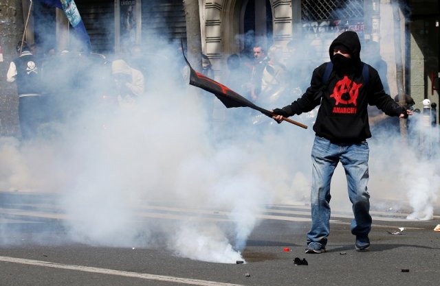 Протестующие против пенсионной реформы французского правительства в рамках национальной забастовки во Франции, Париж.