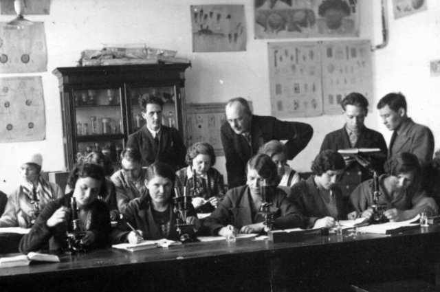 Профессор К. Е. Мурашкинский ведет лабораторное занятие, 1946 год.