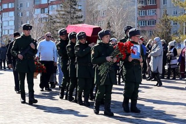 В Новотроицке простились с погибшим в СВО Алексеем Баландиным.