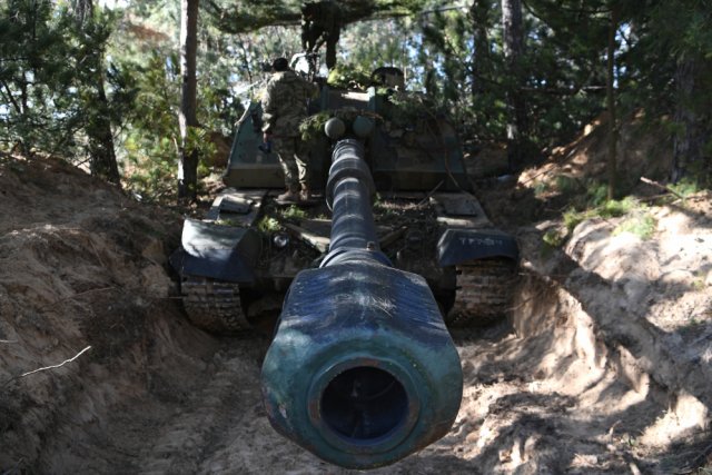 Военнослужащие артиллерийского расчета гаубицы "Мста-С" на боевой позиции в южном секторе спецоперации. 20.02.2023