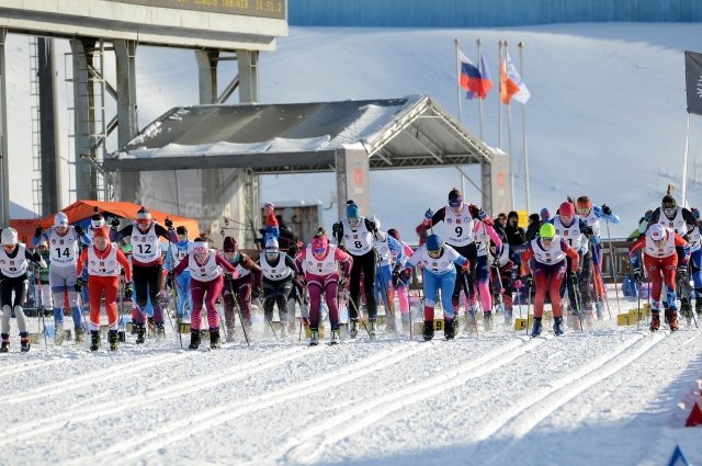 Во время масс-старта на лыжню вышли все лыжники сообща.
