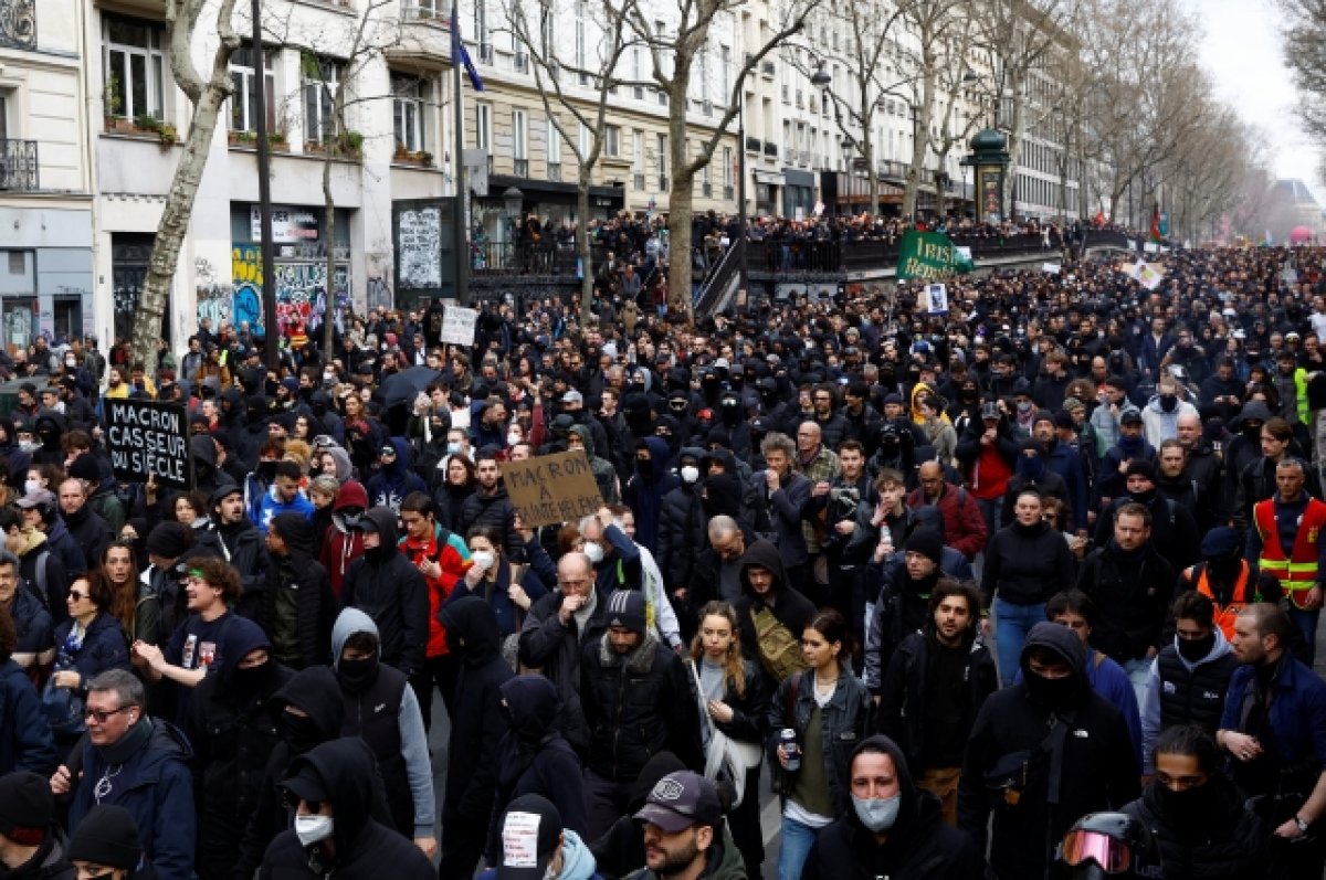 В Париже началась первая акция протеста после принятия пенсионной реформы