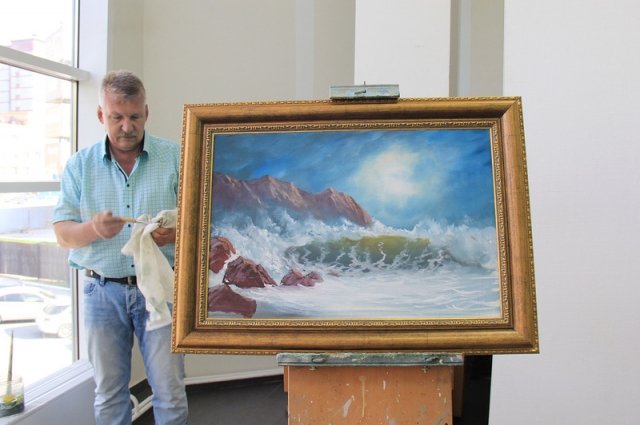 Художник Сергей Васенкин предлагает создать место под выставку и продажу картин.