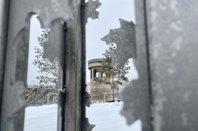 Ротонда и «Стена плача» - в память о погибших в Парке Ангелов, разбитом на месте сгоревшей «Зимней вишни»