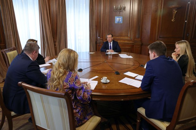 Заместитель председателя Совета безопасности РФ Дмитрий Медведев во время интервью российским СМИ.
