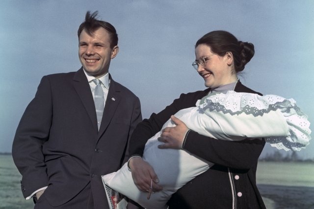 Юрий Гагарин с супругой Валентиной и дочкой Галиной. 01.05.1961