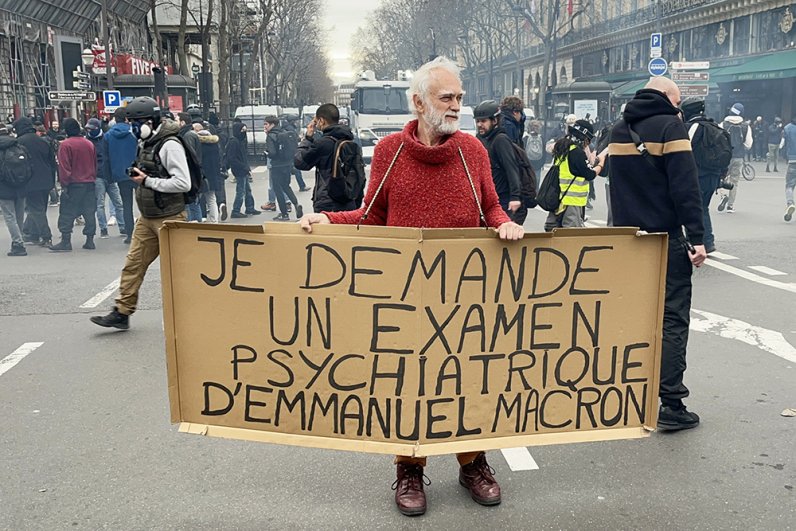Надпись на плакате «Я требую психиатрической проверки Эмманюэля Макрона».