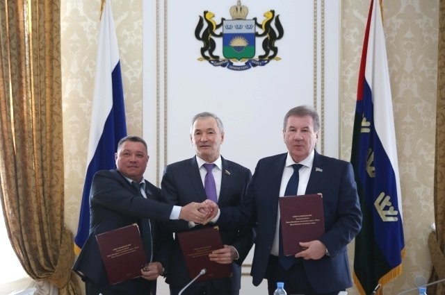 Парламентарии Тюменской области, Югры и ЯНАО собрались в Тобольске.
