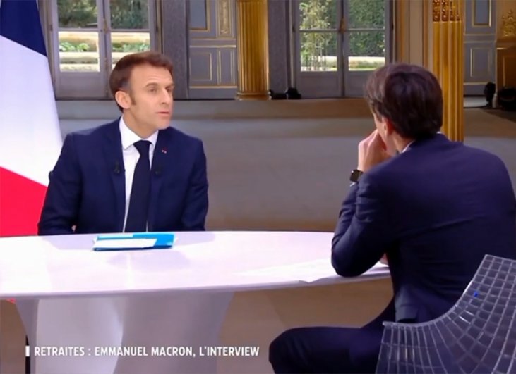Президент Франции опускает обе руки под стол и пытается незаметно снять часы.