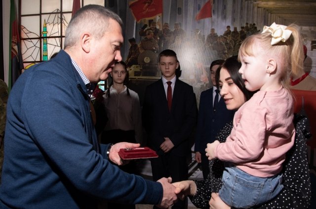 Ленар Закиров вручает Орден Мужества семье 26-летнего Владислава Вавилова. 