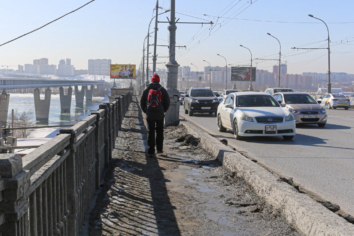 В Новосибирске ограничат движение транспорта на Октябрьском мосту | АиФ  Новосибирск