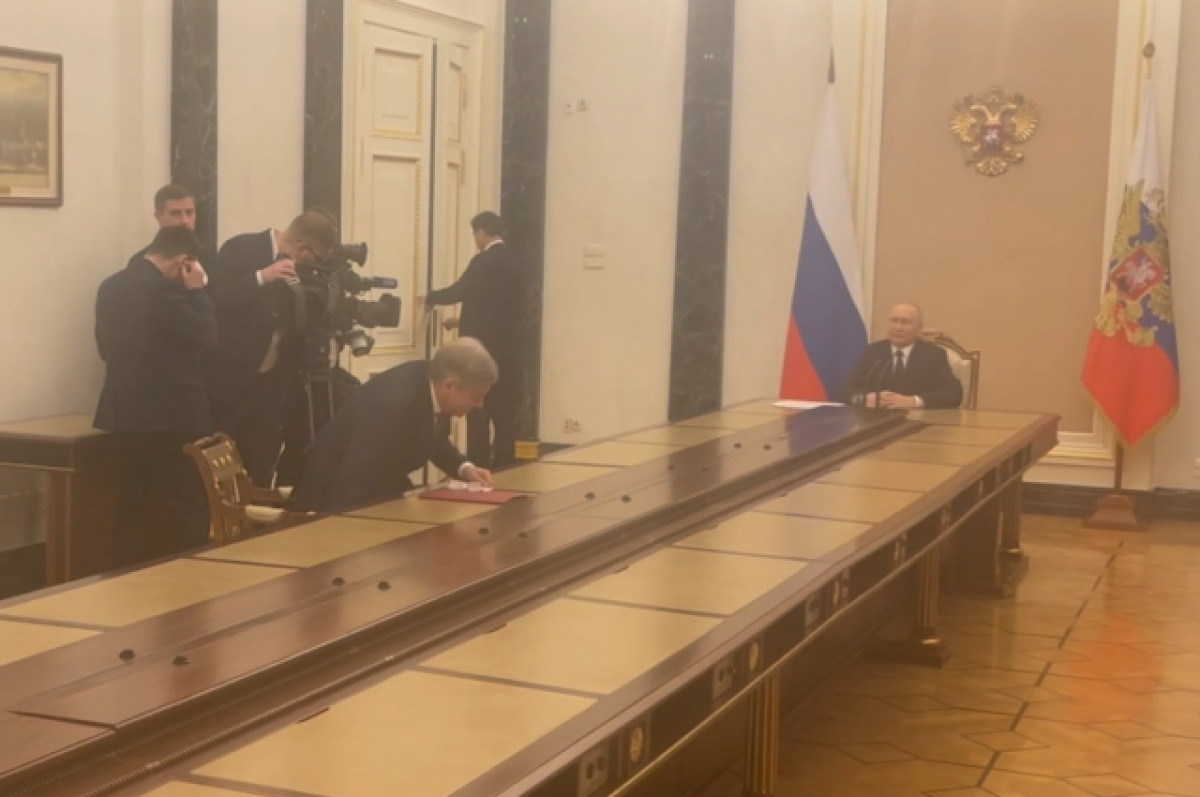 Путин попросил Савельева сесть поближе в начале встречи