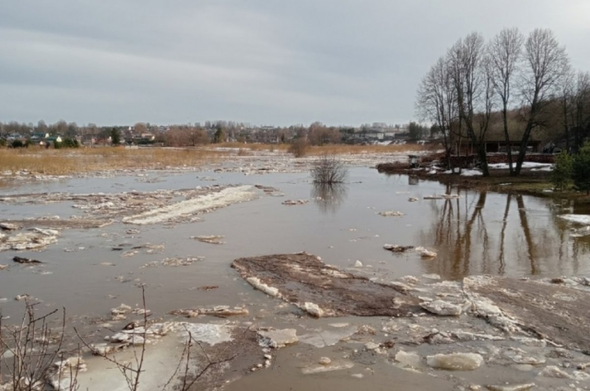 Вода в реке белая поднялась