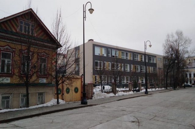 Школа № 12 -  комплекс из трёх учебных зданий - находится в самом центре Старо-Татарской слободы, рядом с памятниками архитектуры. 