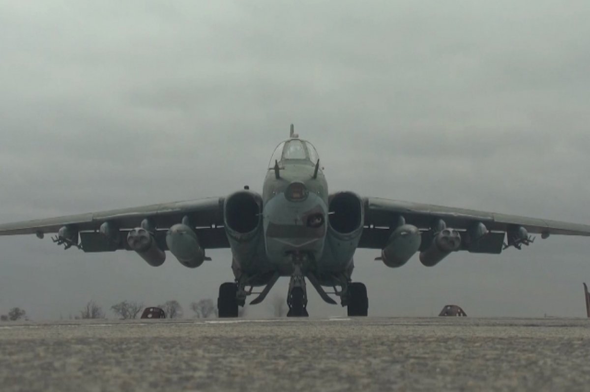 Штурмовики Су-25 уничтожили замаскированные позиции и бронетехнику ВСУ