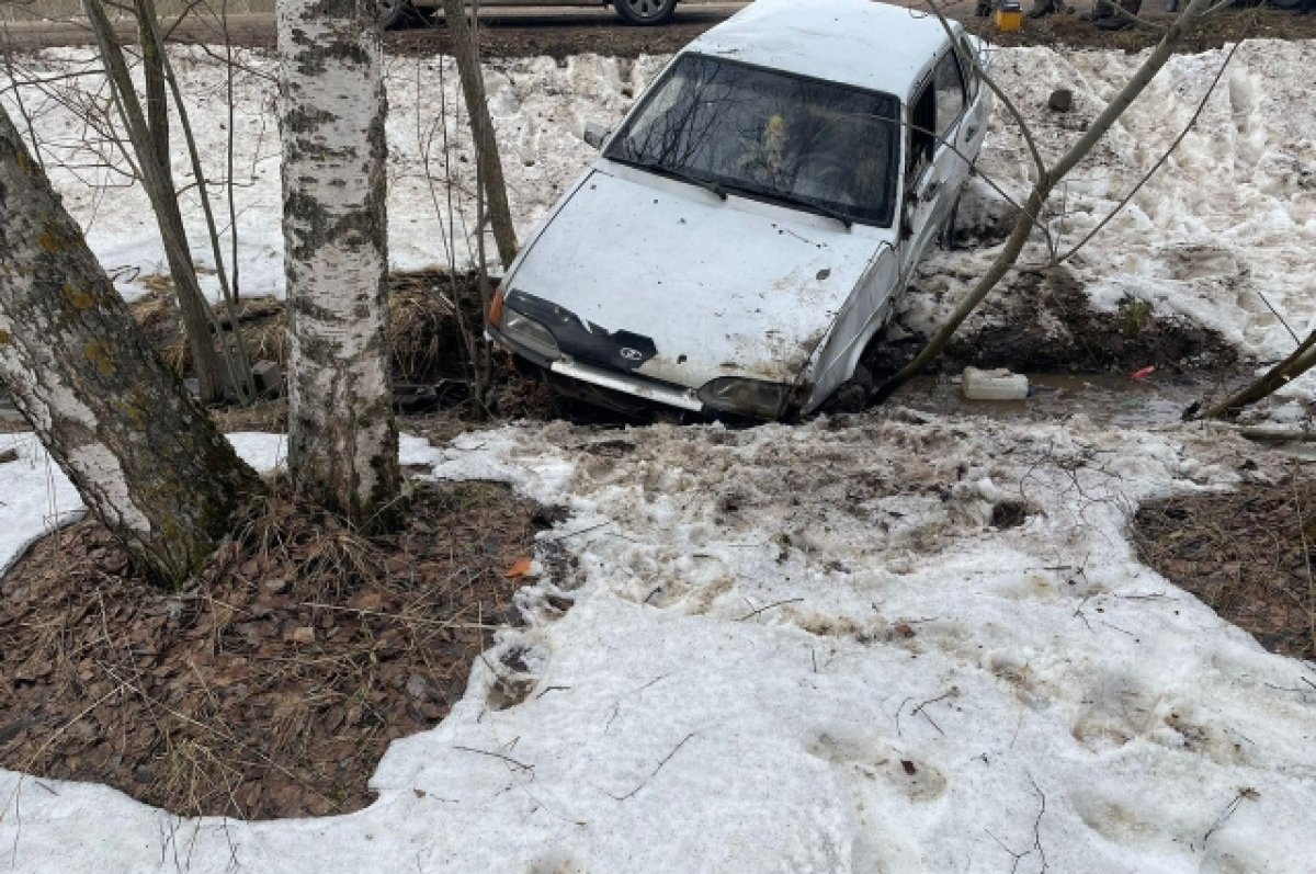 В Тверской области «ВАЗ 2115» съехал в кювет, водителя госпитализировали |  АиФ Тверь