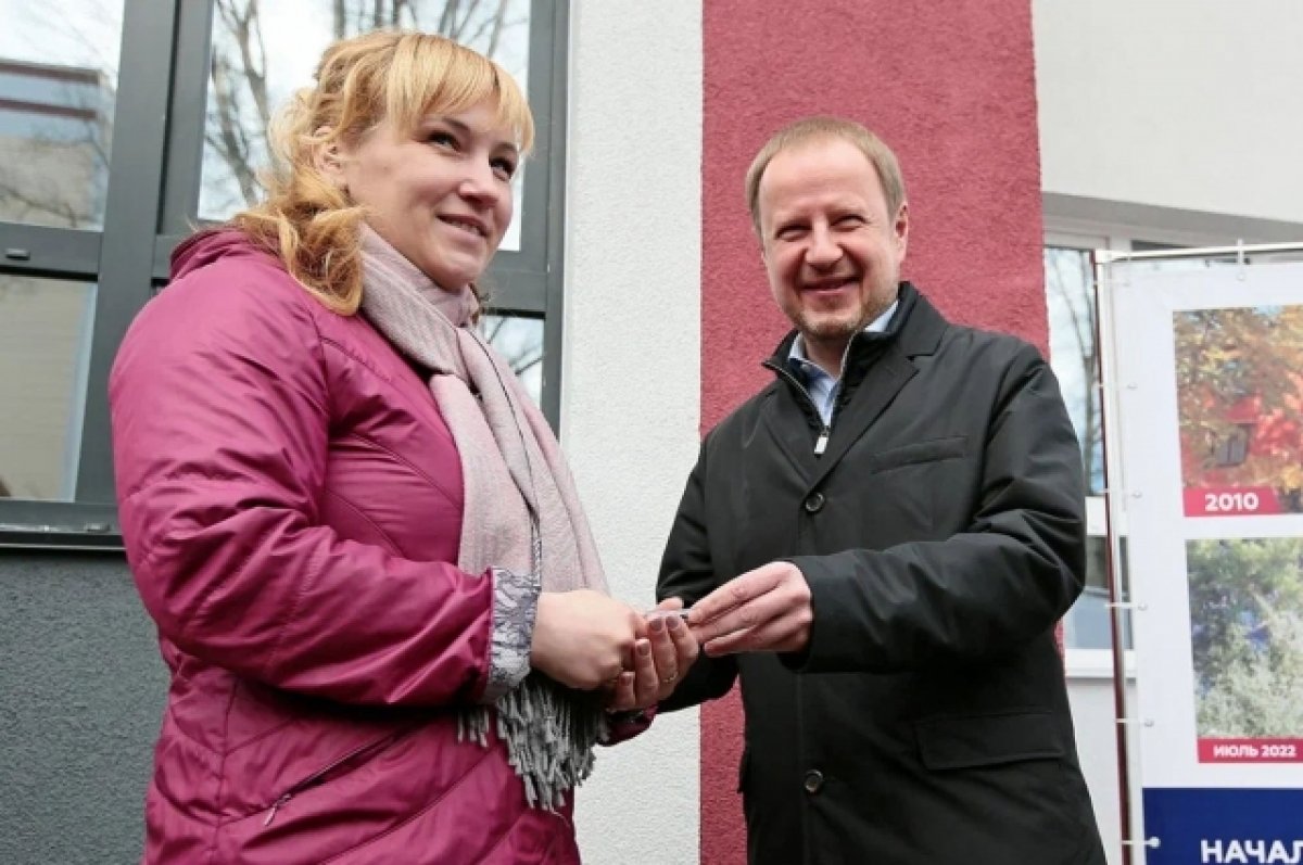 Виктор Томенко вручил переселенцам из ветхого жилья ключи от новых квартир