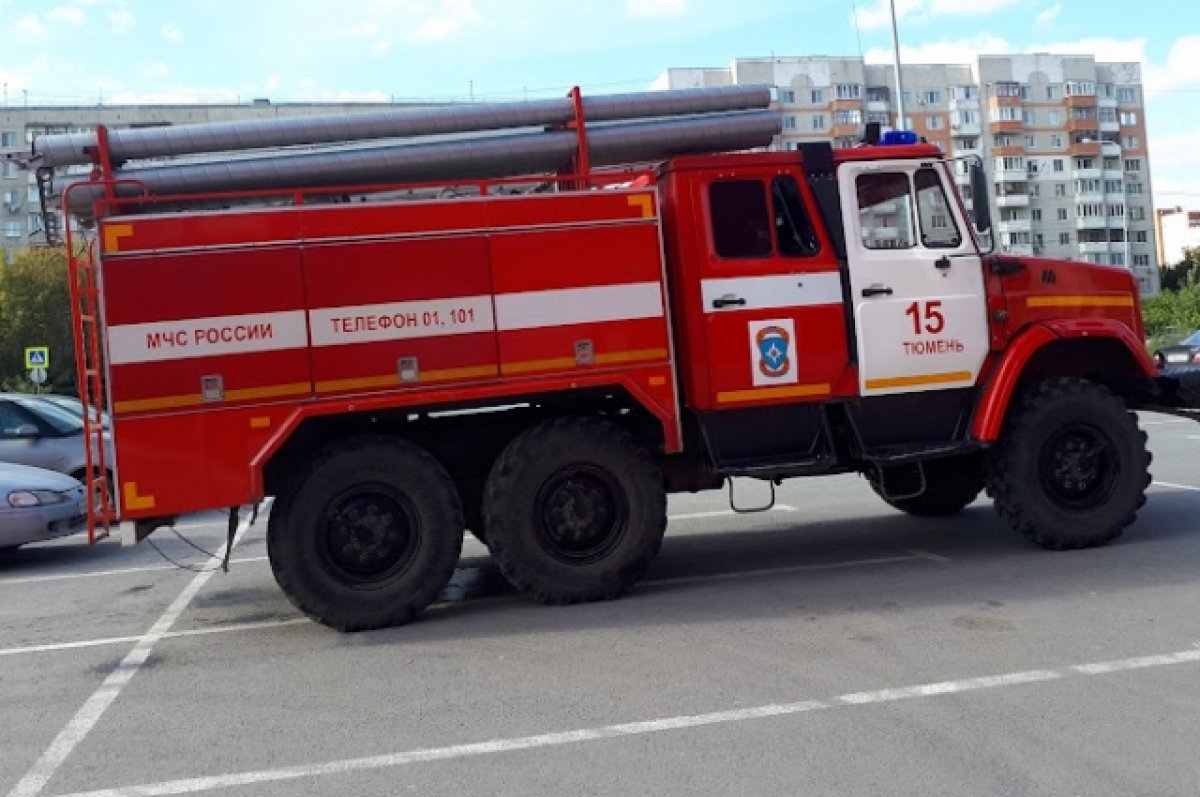 В Тюмени возле здания правительства разместили 20 пожарных машин | АиФ  Тюмень