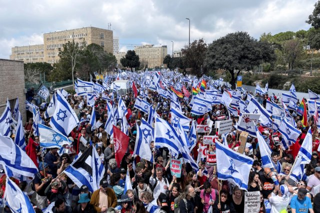 Израильтяне протестуют возле Верховного суда Израиля во время демонстрации после того, как премьер-министр Биньямин Нетаньяху уволил министра обороны, а его правое правительство продолжает реформу судебной системы. Иерусалим, 27 марта 2023 г. 
