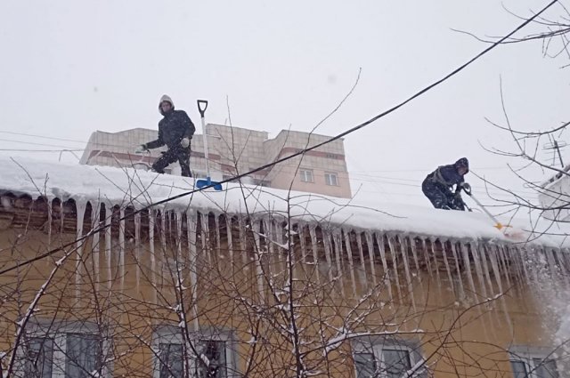 В одном только Канавинском районе Нижнего Новгорода мобильные бригады ДУКа очищали от наледи до 40 крыш в день.