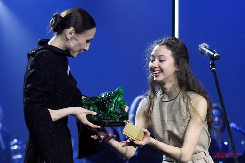 Прима-балерина Большого театра Светлана Захарова (слева) и артистка балета Елизавета Кокорева, победившая в номинации 