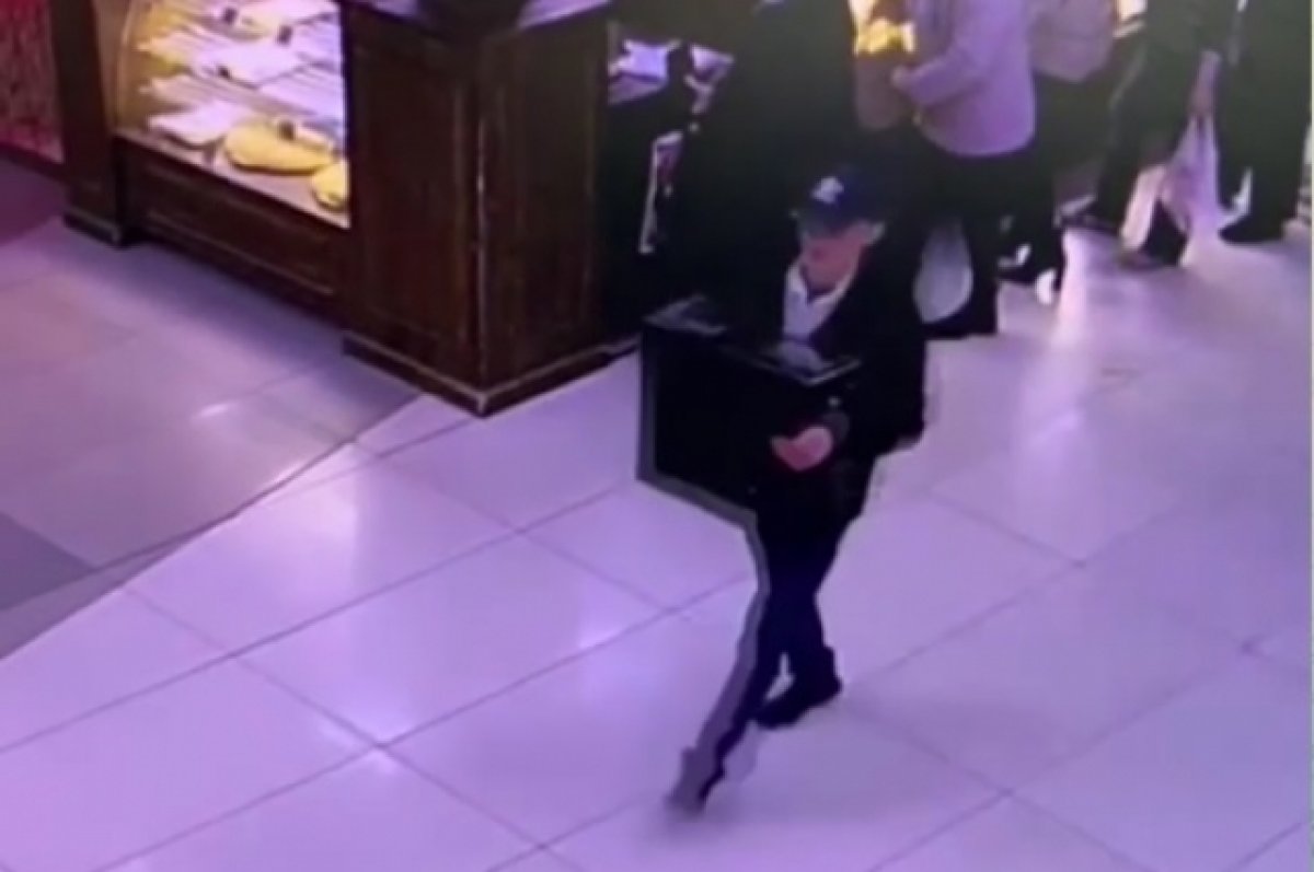 В Курске ищут похитителя купюроприемника из торгового центра