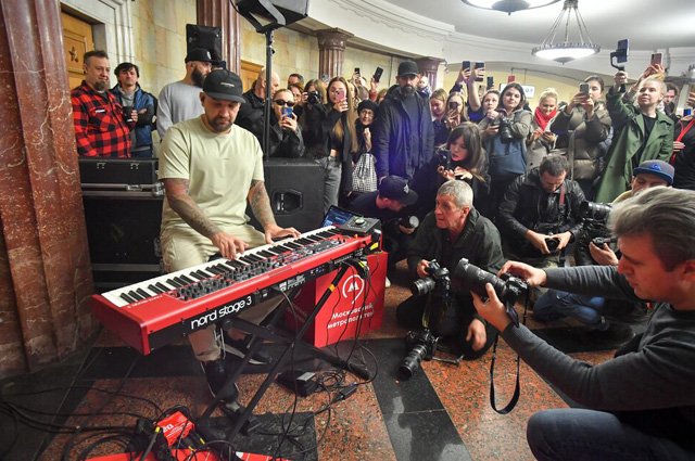 Выступление рэп-исполнителя Басты на станции «Курская» Кольцевой линии Московского метрополитена.