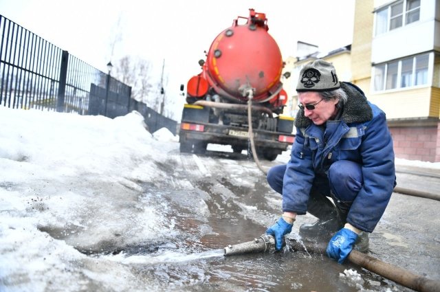В Ярославле колодцы ливневой канализации промывают горячей водой.