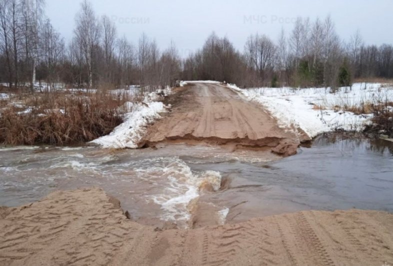 Некоторые дороги Костромской области затопило.