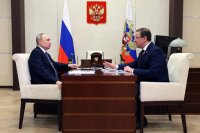Президент РФ Владимир Путин и губернатор Самарской области Дмитрий Азаров (справа) во время встречи.