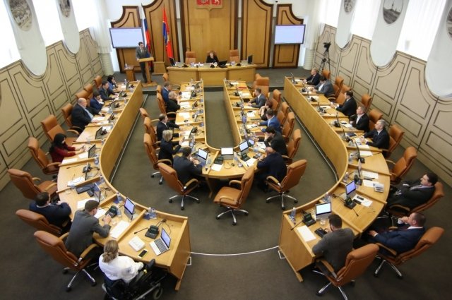 Как сообщают городские парламентеры, бюджет города стал «технически» дефицитным на 2 млрд рублей.