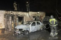 Две машины и хозпостройка сгорели в Оренбурге ранним утром.