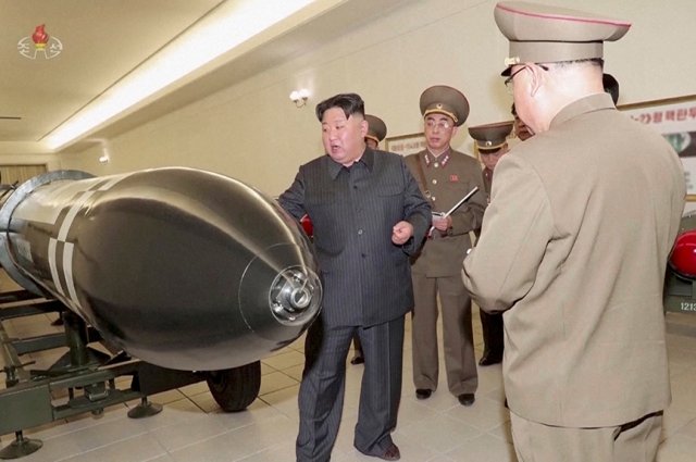 Ким Чен Ын осмотрел новое ядерное оружие