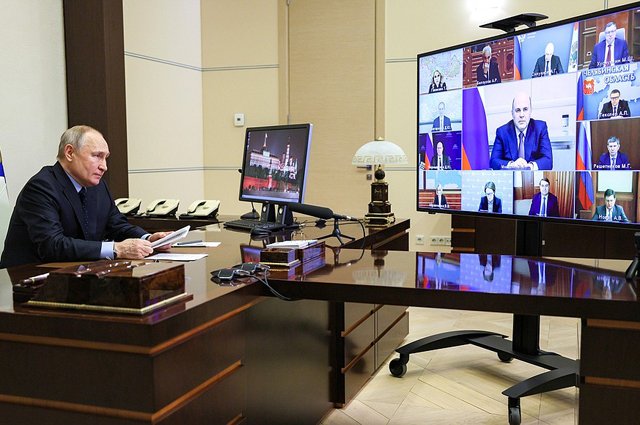 Владимир Путин во время совещания с членами правительства РФ.