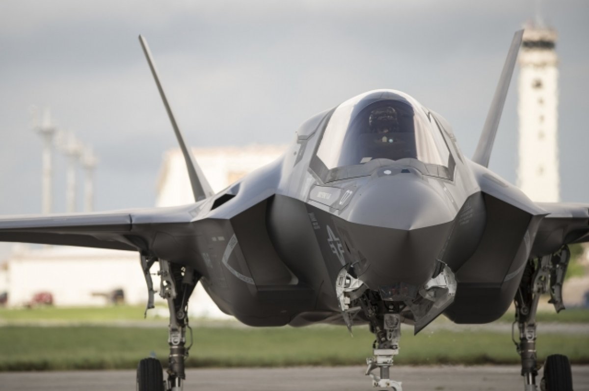 Bloomberg: лишь половина истребителей F-35 США готова к выполнению задач