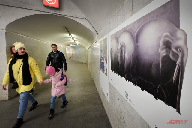 Выставка современных художников в Московском метрополитене