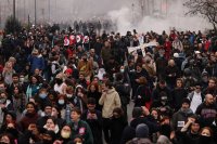 Протестующие на демонстрации на 10-й день общенациональных протестов против пенсионной реформы французского правительства, Париж, Франция, 28 марта 2023 г.