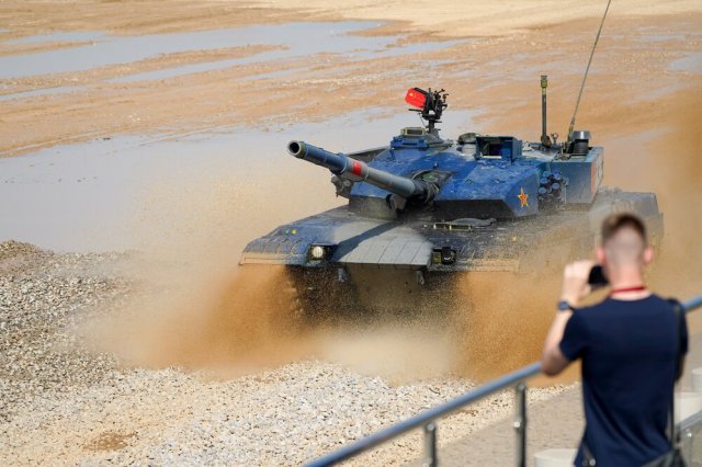 Танк Type-96B команды военнослужащих Китая во время танкового биатлона в рамках VIII Армейских международных игр (АрМИ-2022) на военном полигоне «Алабино» в Подмосковье.