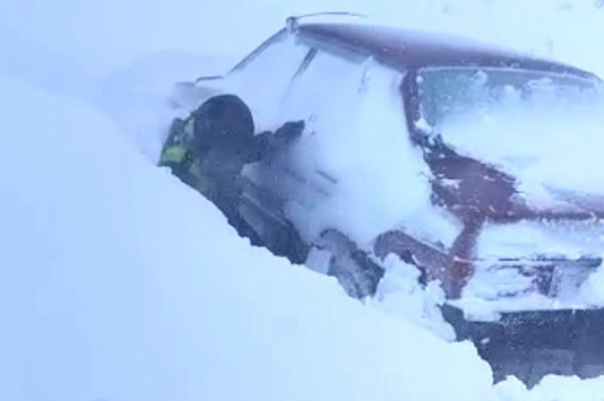 Появилось видео, как инспекторы ГИБДД спасли водителя из «снежной ловушки»